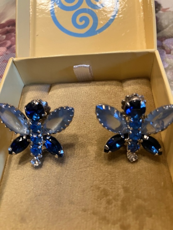 unmarked Jewelry - CRYSTAL NECKACE AND MATCHING CLIP EARRINGS